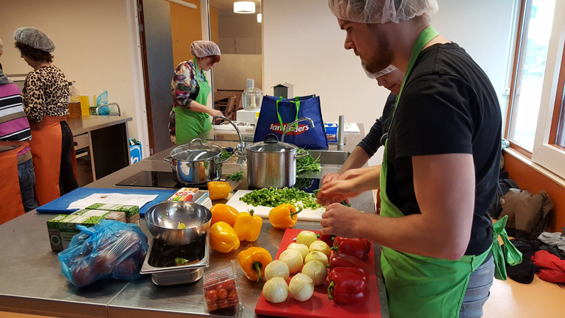 Gezellig Druk In De Keuken Bij T Hert Van Tuin Tot Bord